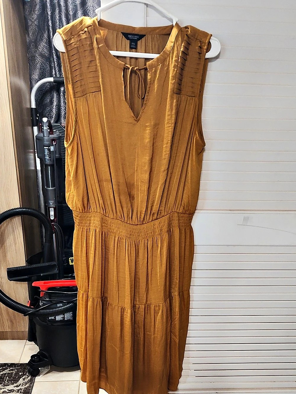 Vera Wang Women's Sleeveless Dress in Gold Size Medium